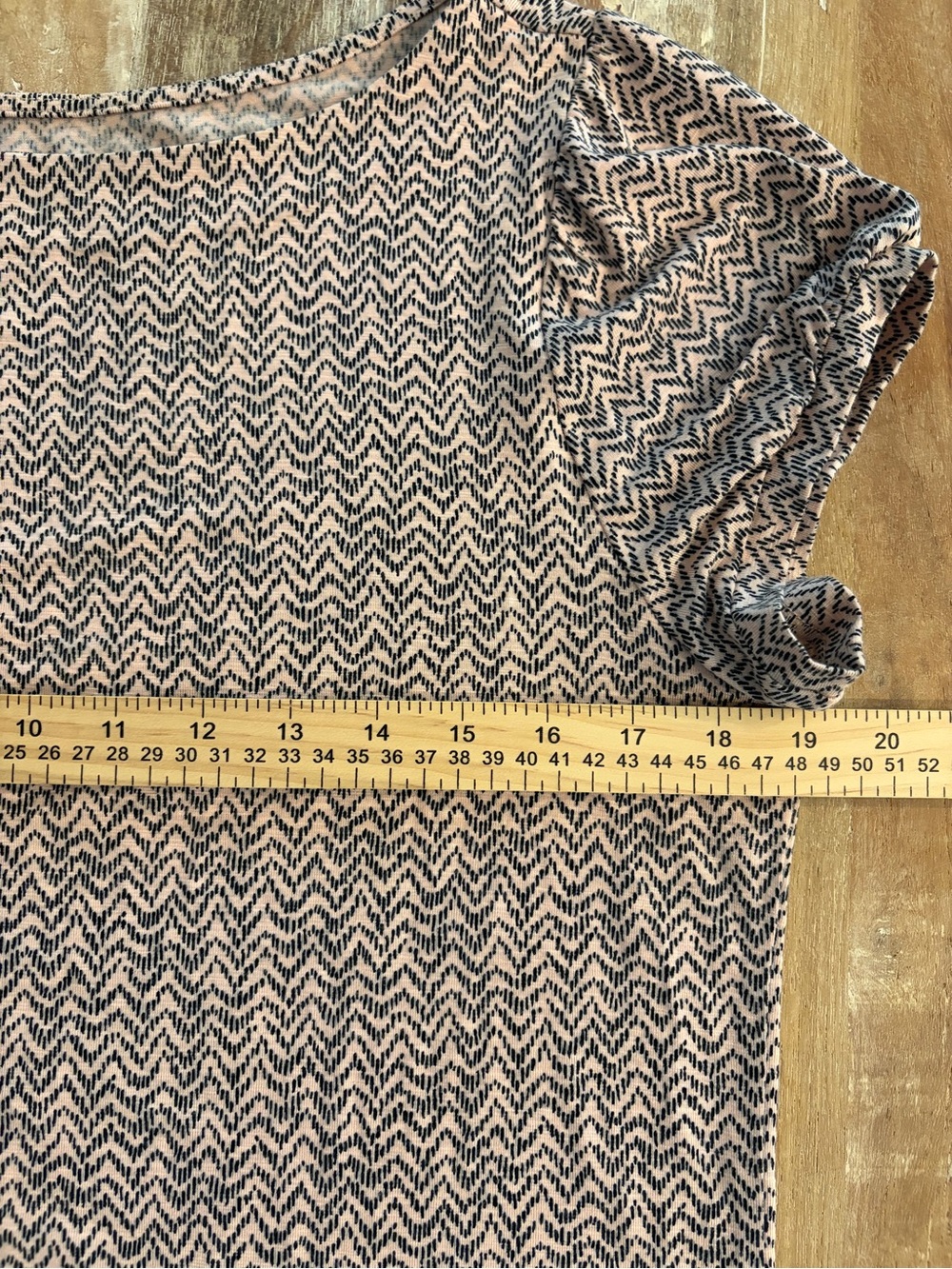 LOFT Short Sleeve Patterned Top Size Large Black‎ Pink Chevron Patterned Stretch - Picture 8 of 9